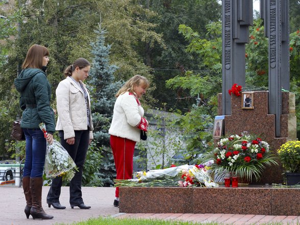 Взрыв на каширской москва. Каширское шоссе теракт 1999. Мемориал жертвам теракта на Каширском шоссе. Теракт 13 сентября 1999 Москва. Взрыв на Каширском шоссе 1999.