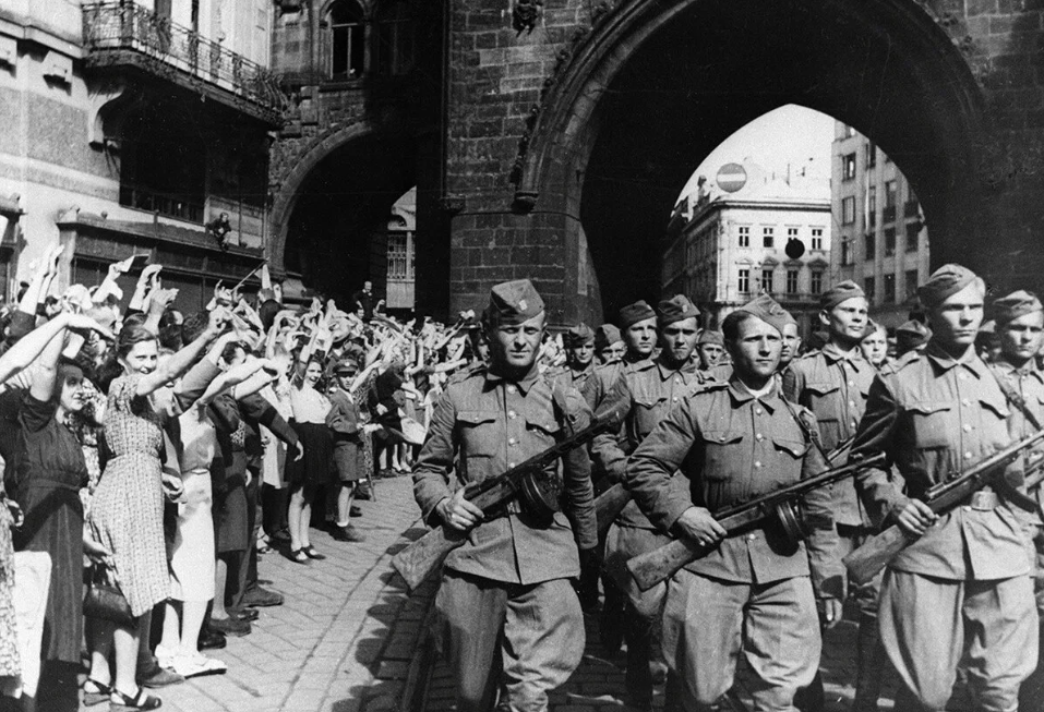 После победы в великой отечественной. Освобождение Братиславы 1945. 6 Мая 1945 года Пражская операция. Советские войска в Праге 1945 год. Пражская операция 1945 освобождение Чехословакии.